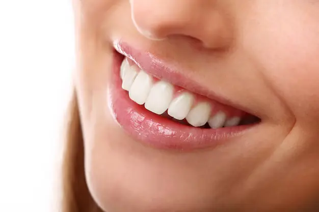 perfect-smile-with-white-teeth-closeup_144627-29225